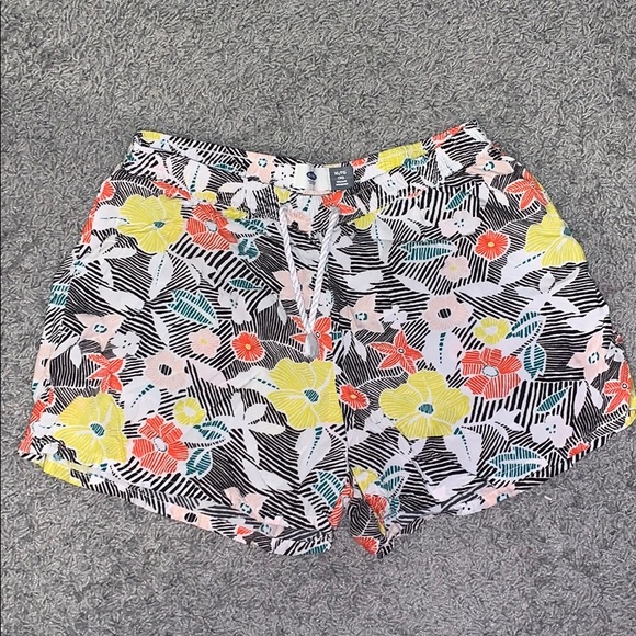Floral Jegging shorts. - Picture 1 of 2